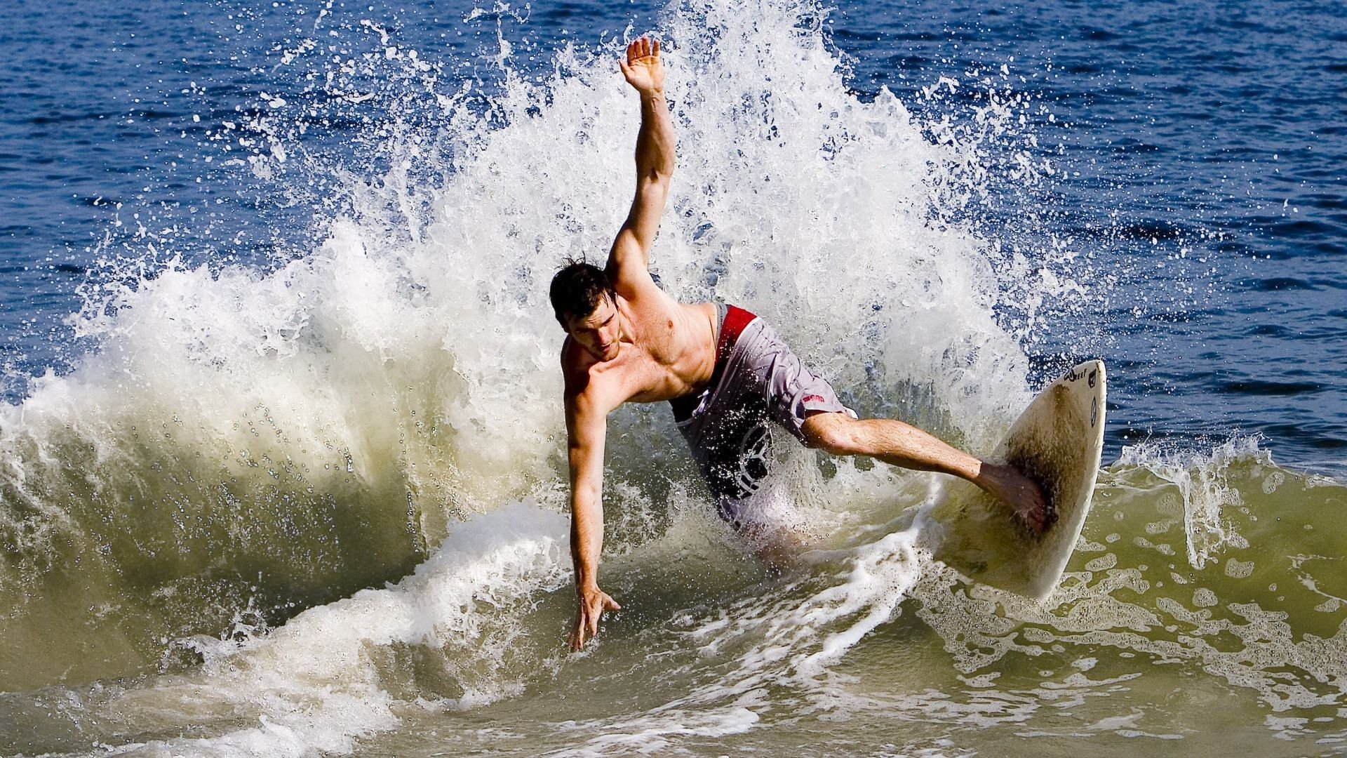 苏亚雷斯独造三球，巴萨华丽进攻轻取拜仁